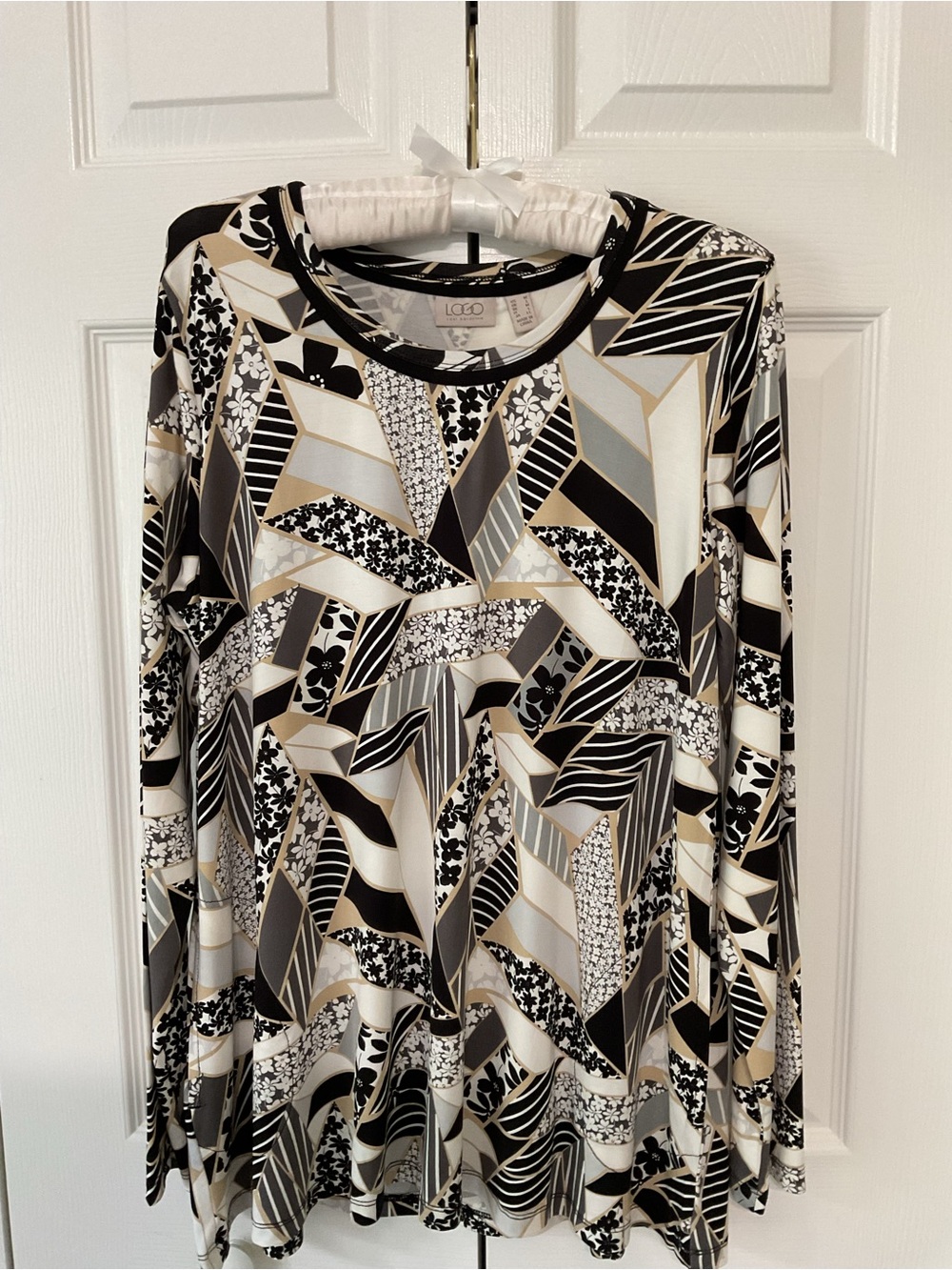 LOGO by Lori Goldstein Black & Cream Geometric Long-Sleeve Top